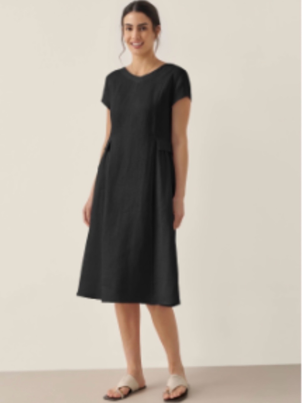 Classic Black Short-Sleeve A-Line Dress Lintico midi